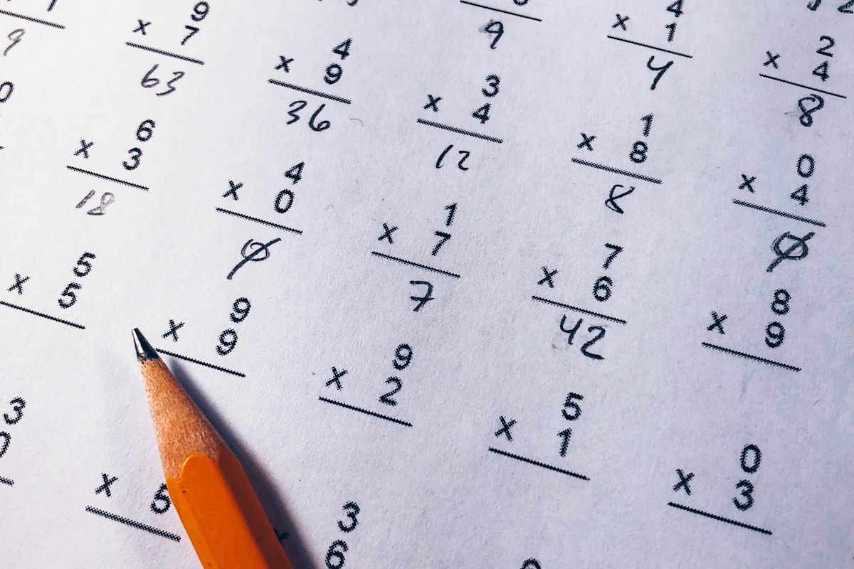 Geometric patterns representing sequence and series reasoning in AMC 10 algebra